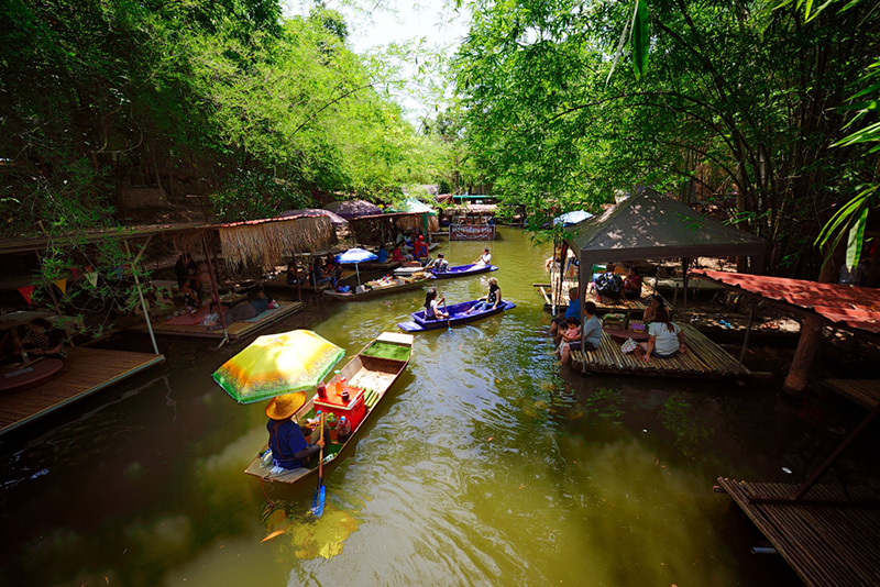 ตลาดน้ำกลางป่าน้ำตกกวางโจว จังหวัดเพชรบุรี