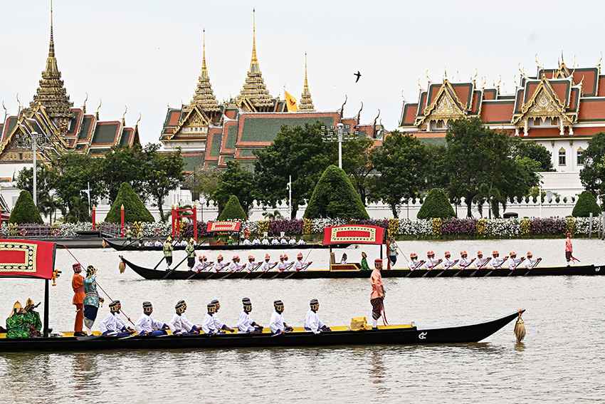 ประมวลภาพในหลวง พระราชินี เสด็จพระราชดำเนินโดยขบวนพยุหยาตราทางชลมารค
