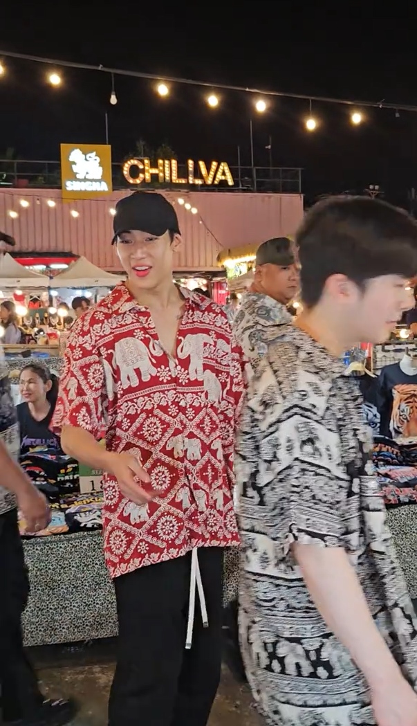 แบมแบม GOT7 เดินตลาดนัดภูเก็ต เจอเคสมือถือรูปตัวเอง