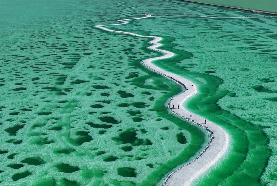 ทะเลสาบเกลือ ฝีมือมนุษย์สร้าง ซุกซ่อนอยู่กลางผืนทะเลทรายโกบี