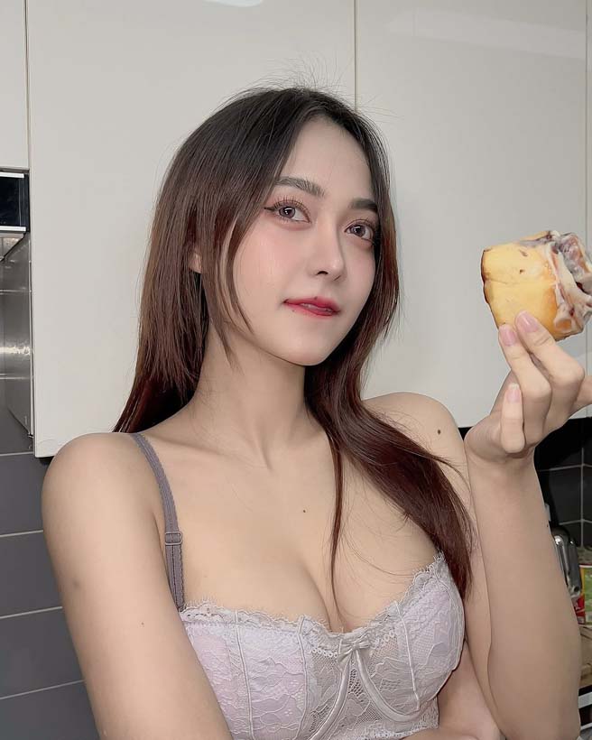 เอื้อย พรสวรรค์ กับชุดนอนไม่ได้นอน เพราะหิว ลุกมาค้นตู้เย็นหาอะไรกิน