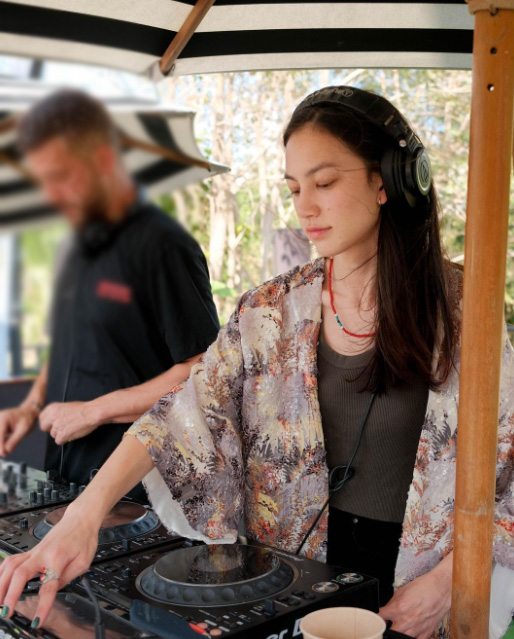 คลอดีน อทิตยา ประวัติ