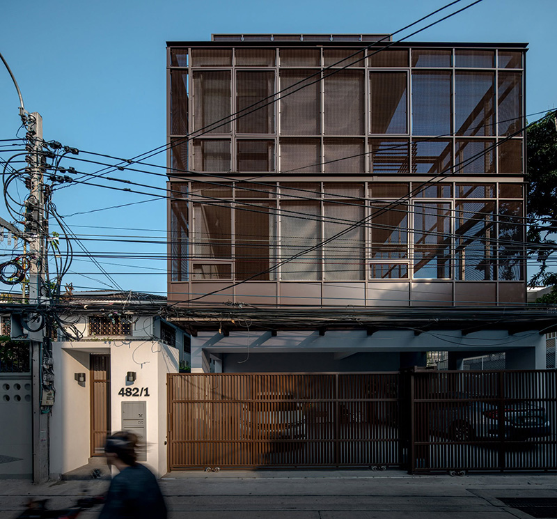 บ้านดินแดง แบบบ้านโมเดิร์นกลางกรุงเทพฯ ซ่อนคอร์ตยาร์ดสุดร่มรื่น