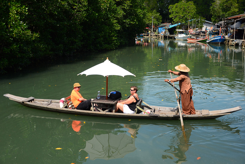 ล่องเรือมาด ที่ชุมชนบ้านสลักคอก