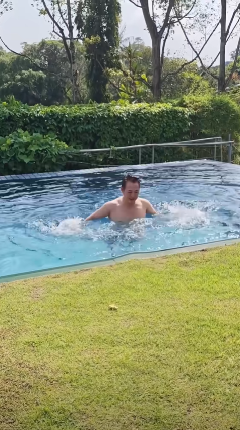 เจ็ท ลี โชว์ความฟิต สไตล์รุ่นใหญ่วัย 62