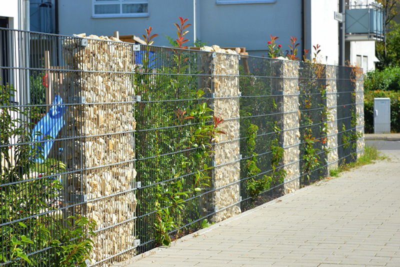ไอเดียรั้วต้นไม้ Modern Greened Fence of Natural Rock Gabions