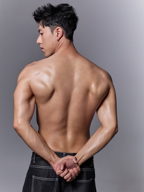 นาย ณภัทร  อวดหุ่นฟิตเปรี๊ยะ โชว์กล้ามแน่น