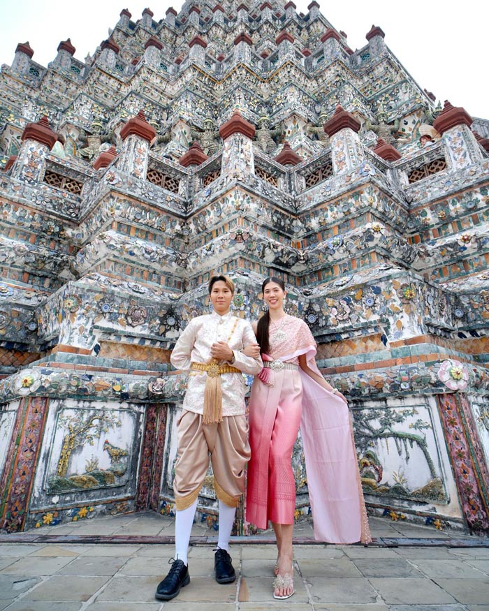 น้องเทนนิส จูเนียร์ ควงคู่สวมชุดไทยถ่ายรูปที่วัดอรุณฯ