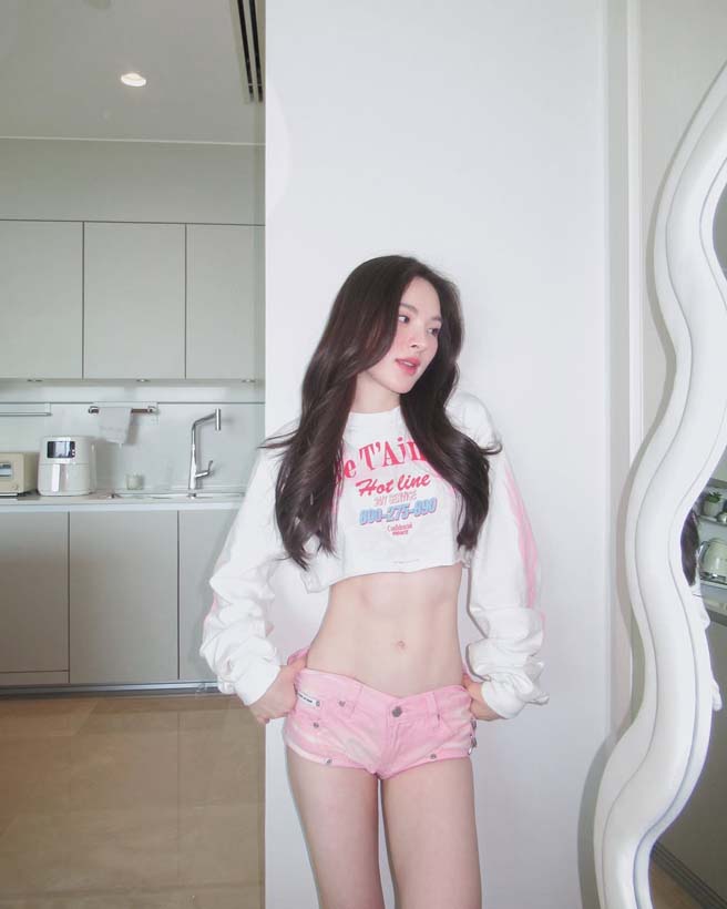 ปันปัน สุทัตตา นุ่งสั้นเสื้อเอวลอย อวดกล้ามท้องเบา ๆ อื้อหือ... ขาวจั๊วะ