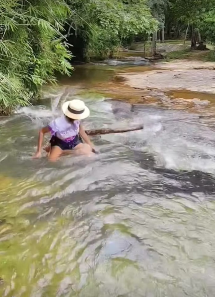 นอนแช่น้ำตก