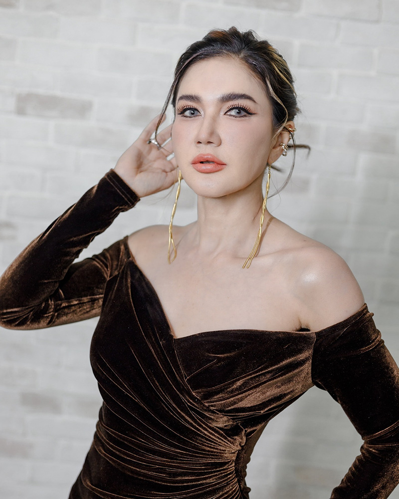 แอน สิเรียม เผยแฟชั่นรดน้ำต้นไม้ท้าแดด 