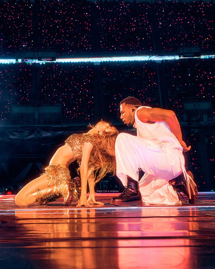 ลิซ่า สวยตาแตก อวดร่างทอง ในชุดทองฝีมือคนไทย 