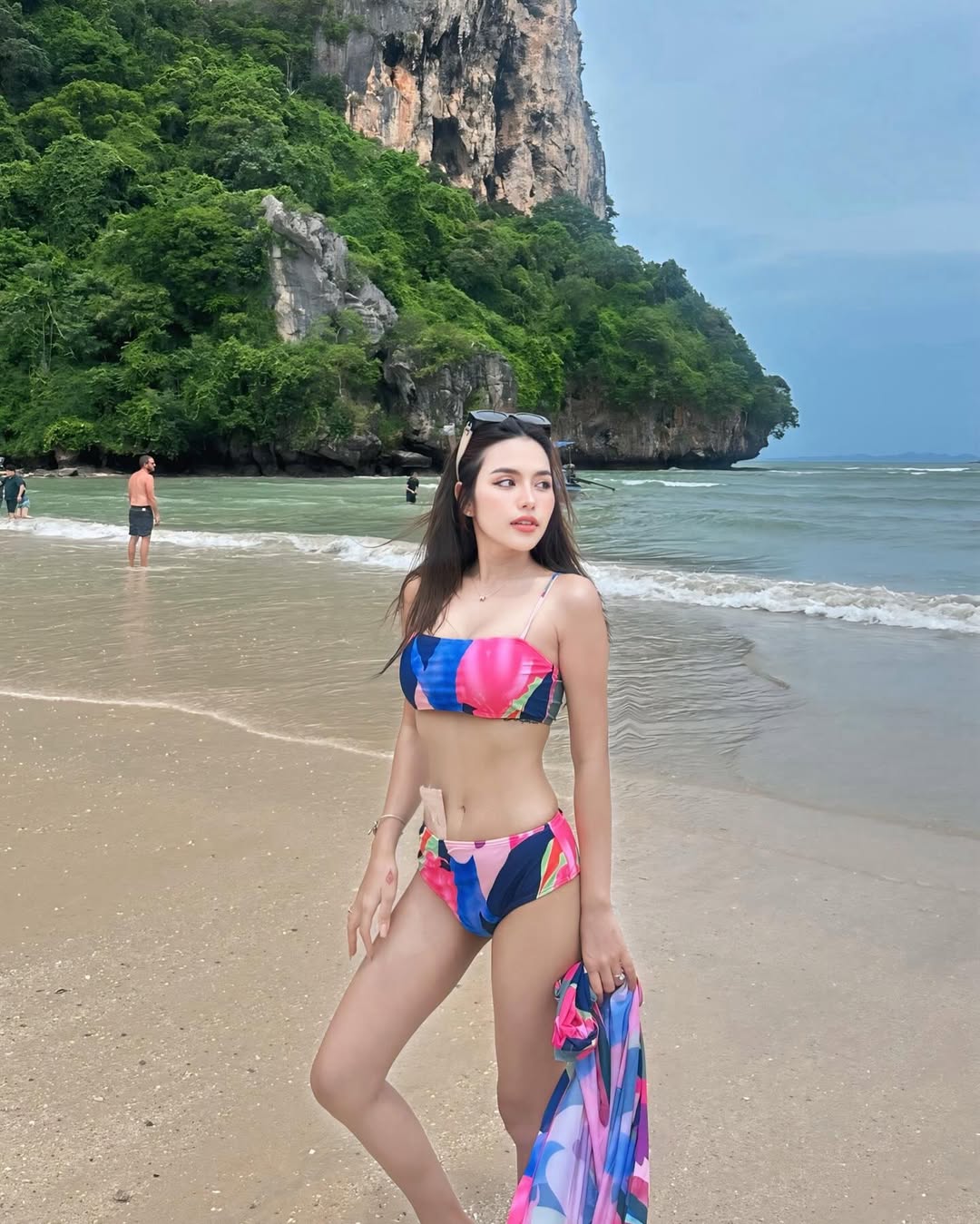 ธัญญ่า อาร์สยาม นุ่งทูพีซ อวดหุ่นสวยฮอตฉ่า ริมชายหาดกระบี่