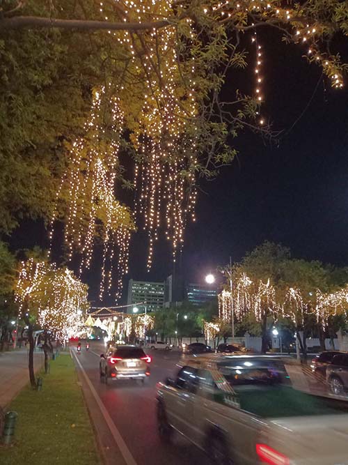 ที่เที่ยวปีใหม่ในกรุงเทพ ไฟราชดำเนิน