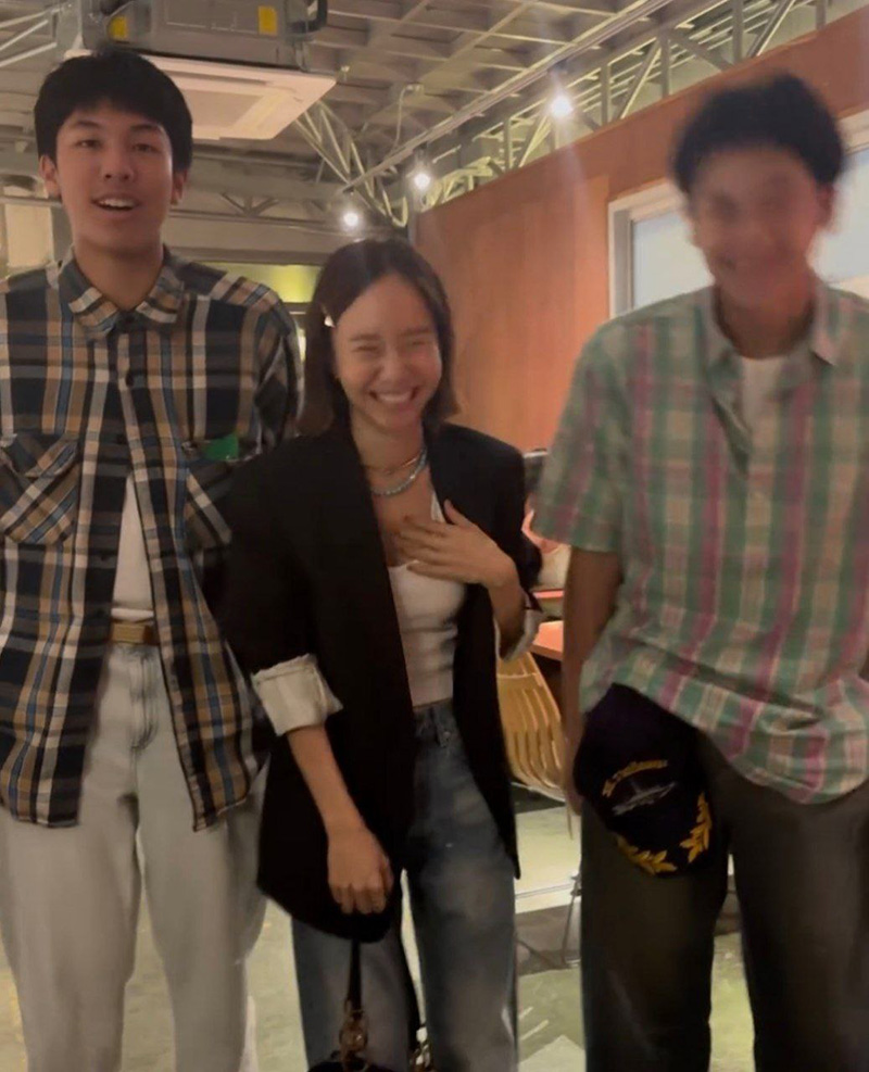 เต้ย จรินทร์พร ถ่ายรูปกับ น้องคุน-น้องจุน