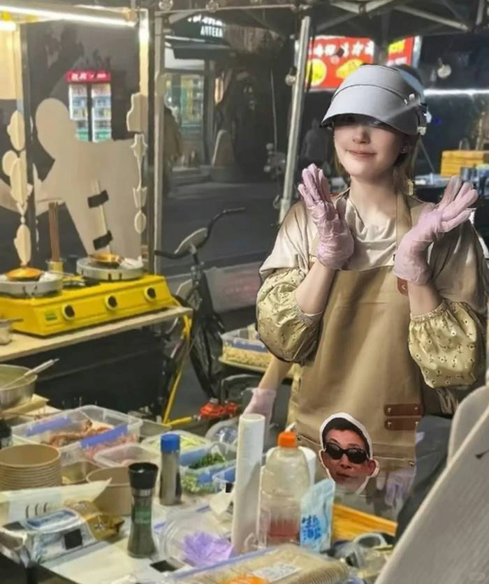 จ้าวลู่ซือ ภาพยืนขายขนมในตลาดนัด