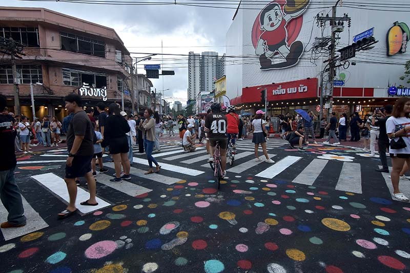 ถนนบรรทัดทอง นักท่องเที่ยว