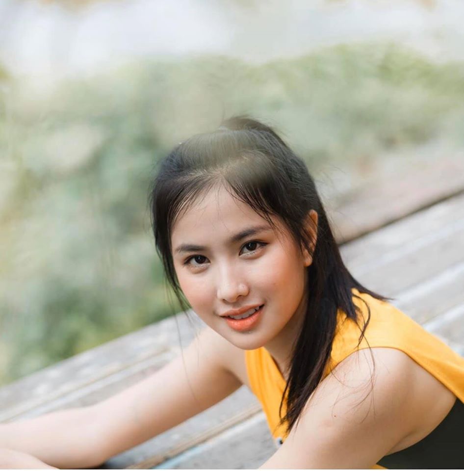 สาวลาวนั่งร้องไห้