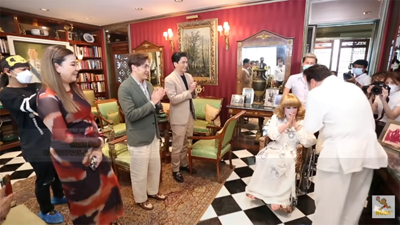 ไฮโซสุมณี ถอดแหวนจากนิ้วให้ มดดำ