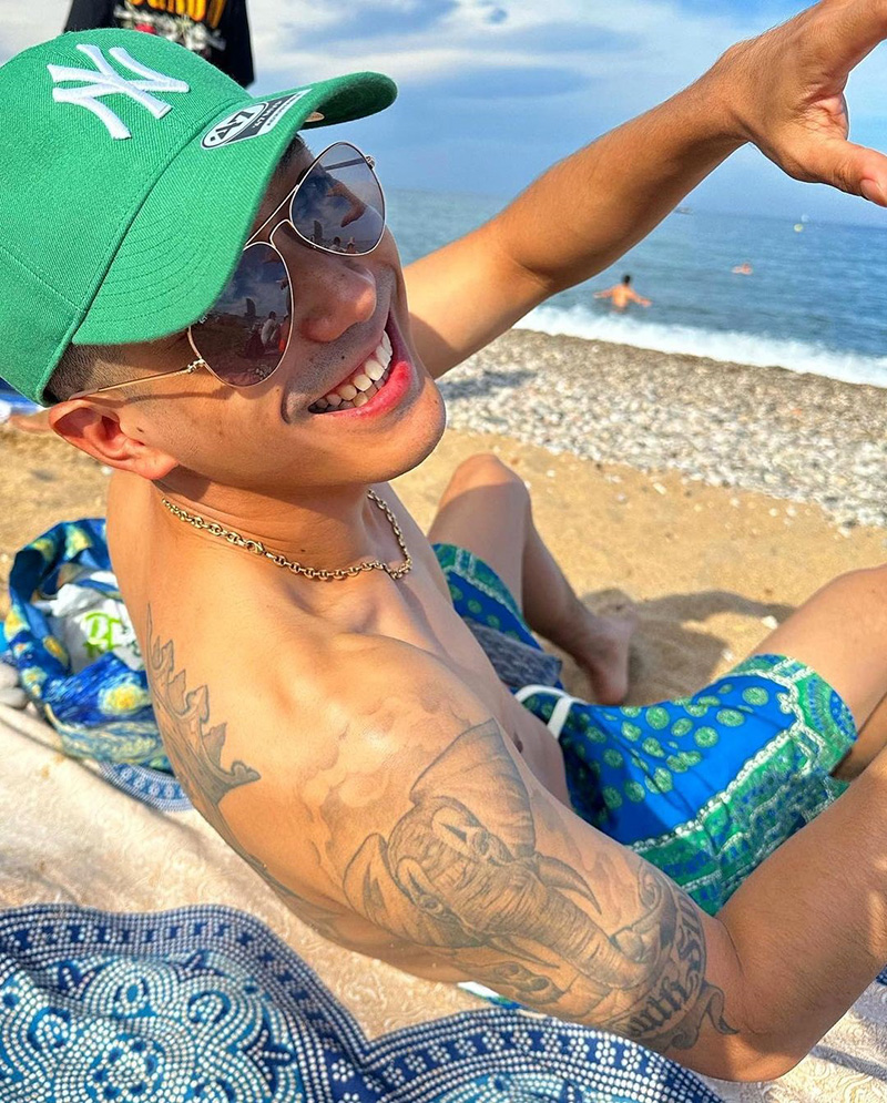 โต้ง ทูพี ควง พลอย เฌอมาลย์ อาบแดดโชว์ความฮอตที่ชายหาดสเปน