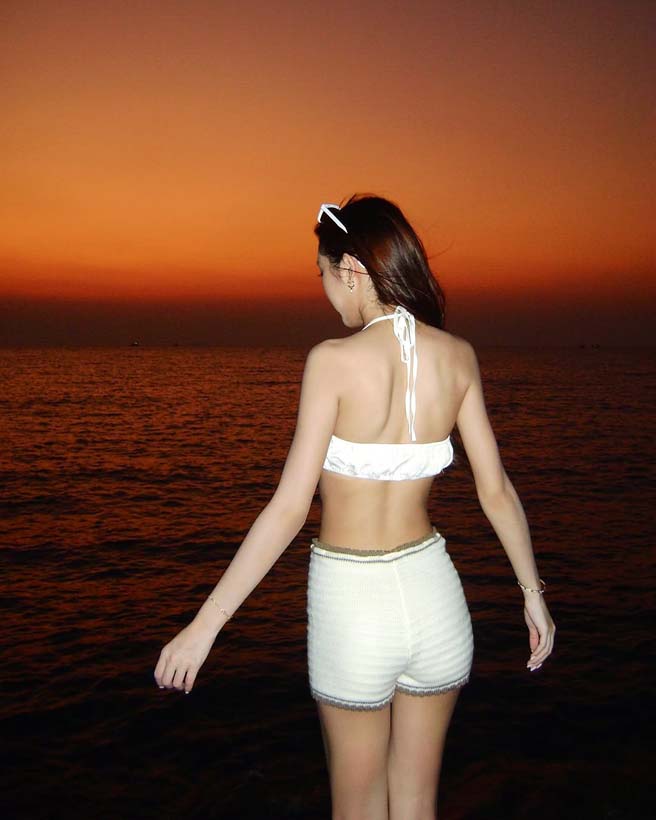 เบส รักษ์วนีย์ เปิดโหมดเซ็กซี่ สวมทูพีซ อวดหุ่นสวยเป๊ะ