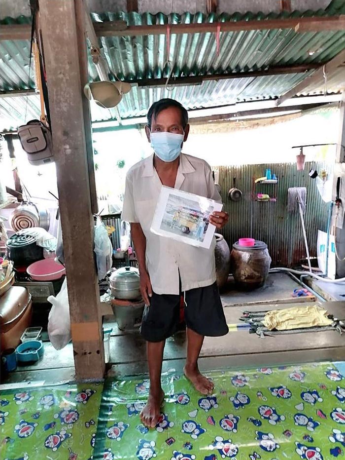 คุณลุงถือถุงแตงกวา