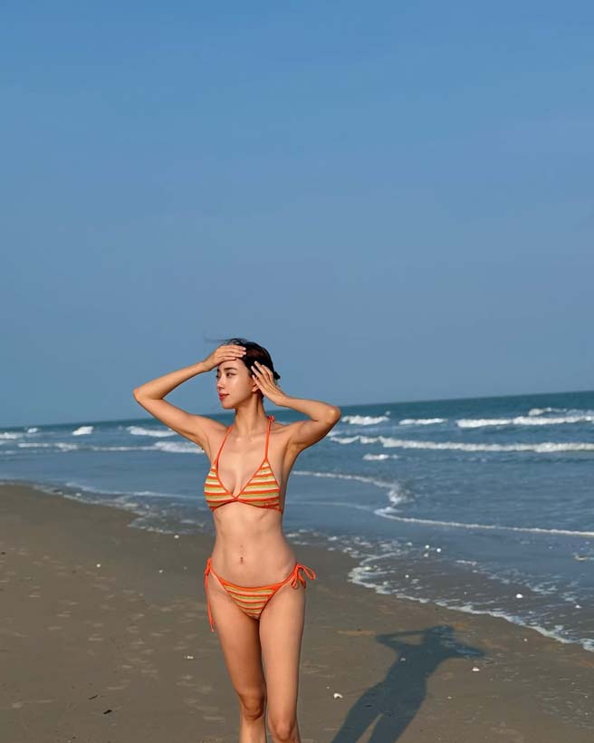 นิวเคลียร์ หรรษา นุ่งบิกินี่ตัวจิ๋ว ๆ โชว์หุ่นเซี้ยะริมหาด