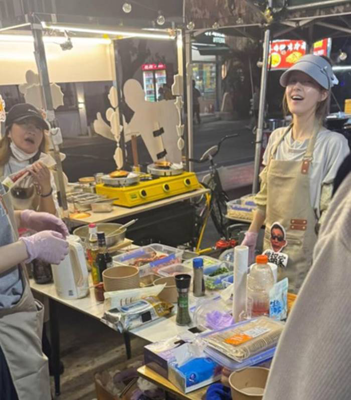 จ้าวลู่ซือ ภาพยืนขายขนมในตลาดนัด