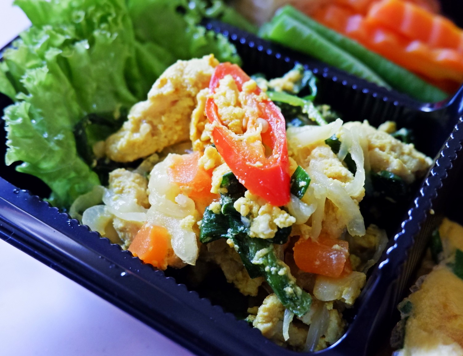 อกไก่ผัดผงกะหรี่