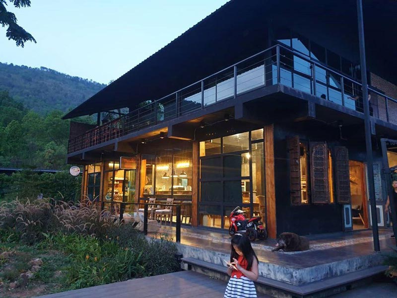 ไก่ มีสุข