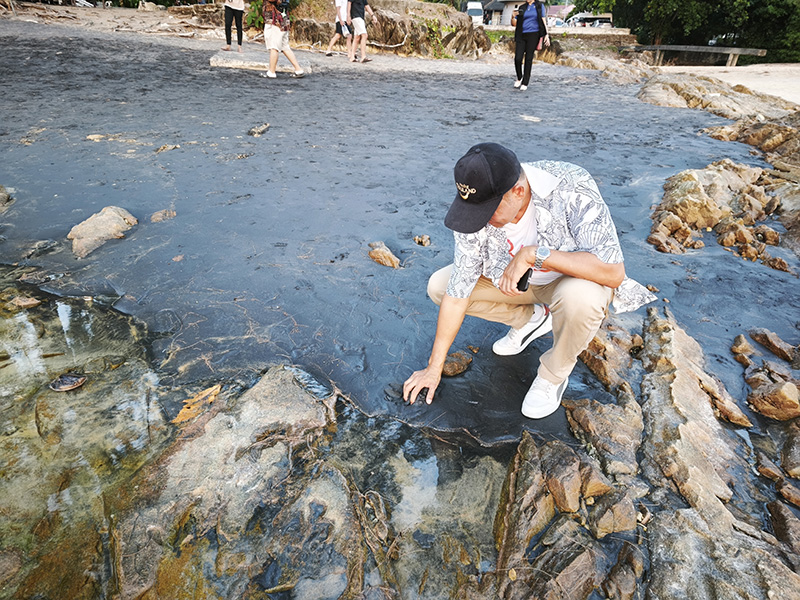 หาดทรายสีดำ หาดนางทอง พังงา
