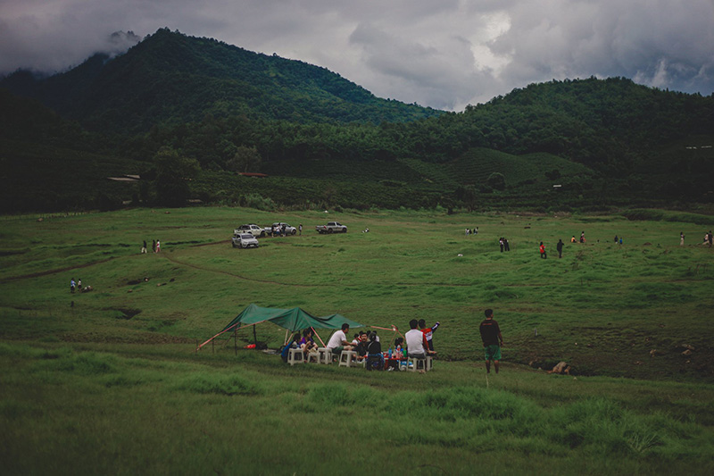 ทุ่งหญ้าสีเขียว ที่เที่ยวหน้าฝน 2568 เขื่อนบ้านลาน