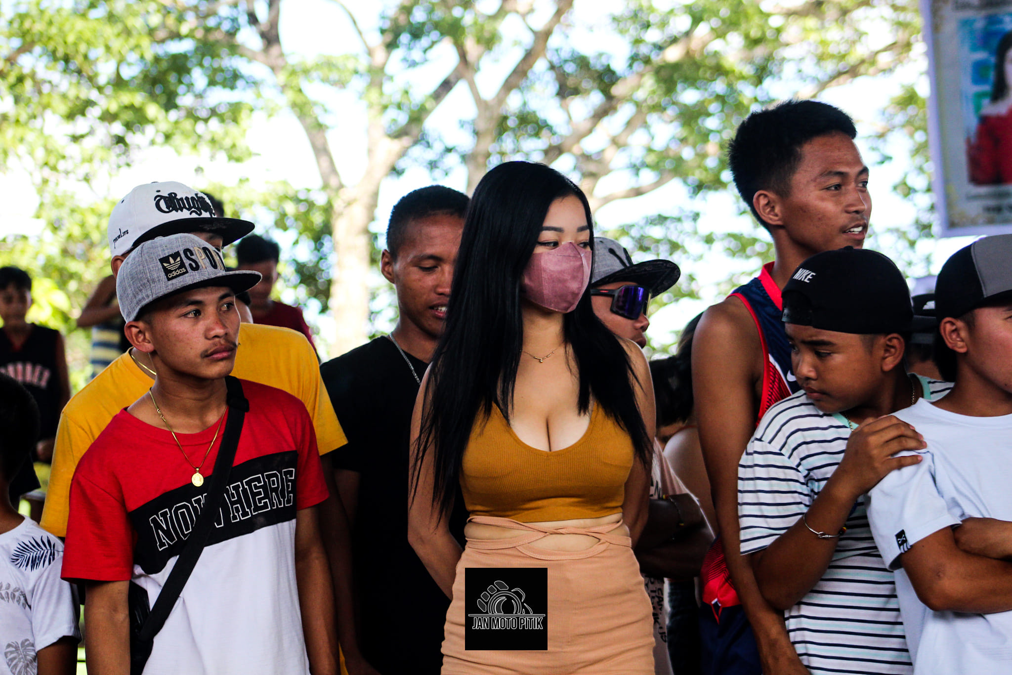 มองหน้าอก