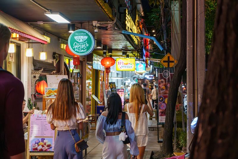 ถนนบรรทัดทอง นักท่องเที่ยว