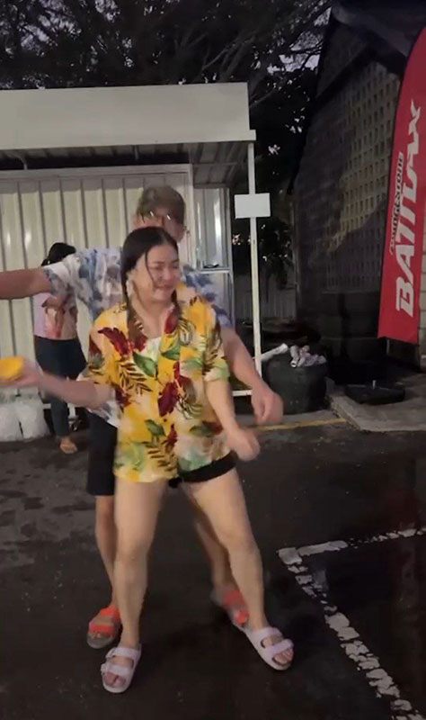 ชาคริต แอน  เล่นสงกรานต์