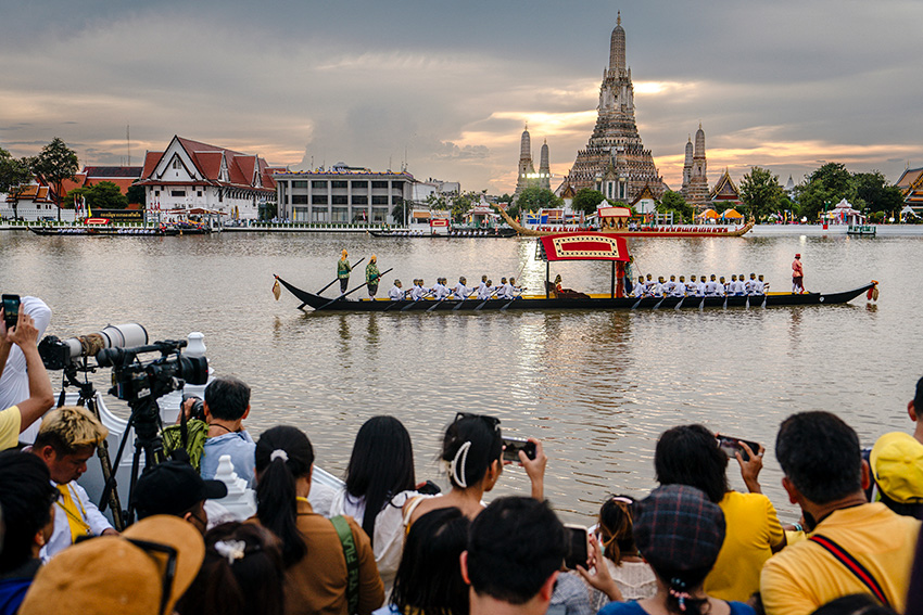 ประมวลภาพในหลวง พระราชินี เสด็จพระราชดำเนินโดยขบวนพยุหยาตราทางชลมารค