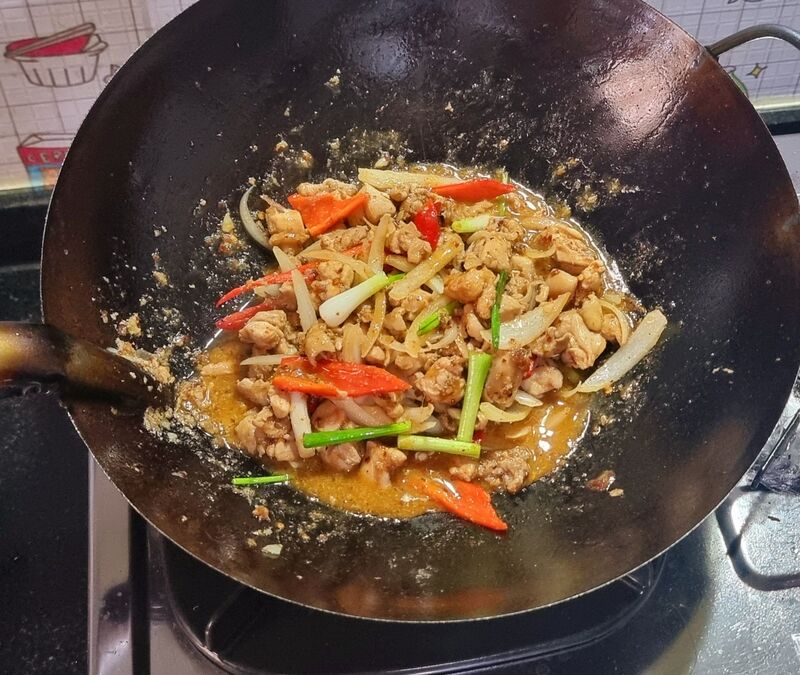 ไก่ผัดน้ำพริกเผา
