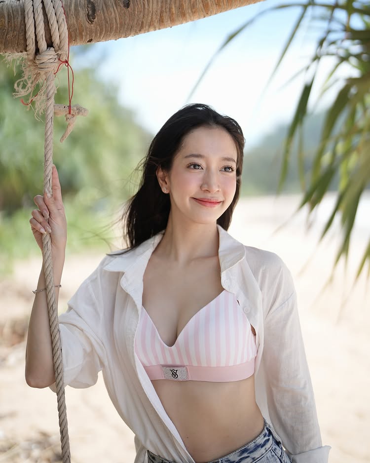 ชิงชิง คริษฐา แจกความสดใสริมทะเล สวมเสื้อเชิ้ตเห็นทูพีซด้านใน