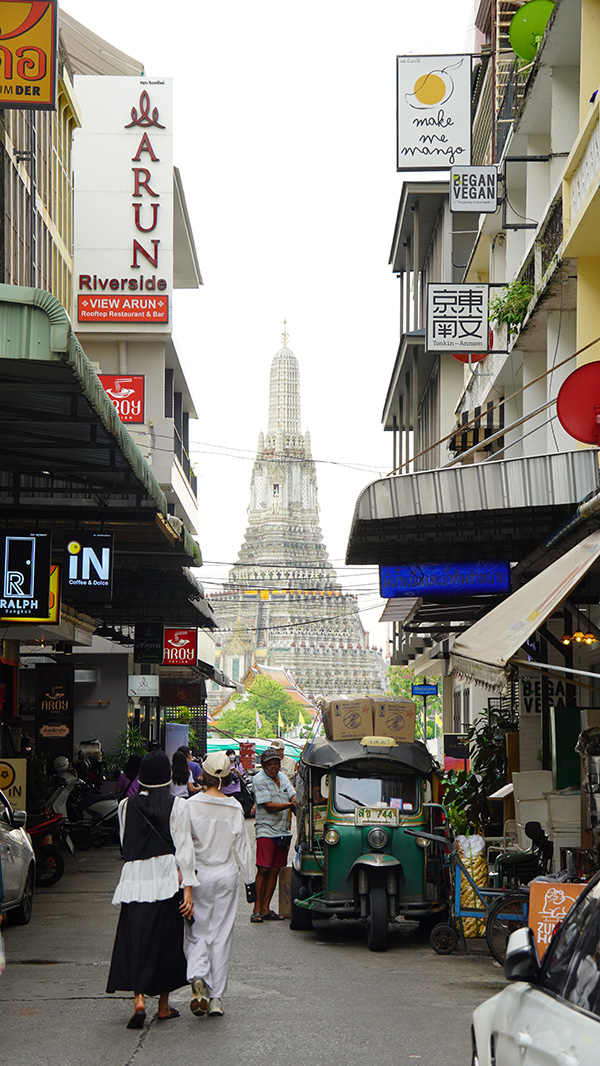 ที่ถ่ายรูปเทรนด์สไบกับกางเกงยีนส์