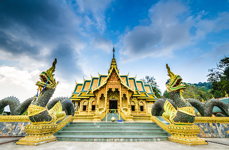 วัดพระพุทธบาทสี่รอย ที่เที่ยวเชียงใหม่หน้าฝน