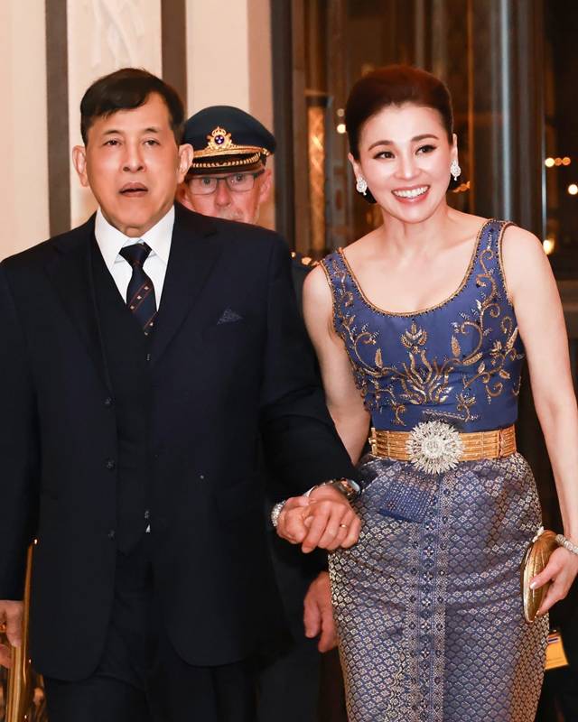 ในหลวง - พระราชินี