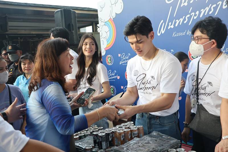 มาริโอ้ เมาเร่อ ละคร ในวันที่ฝนพร่างพราย แจกเสื้อกันฝน