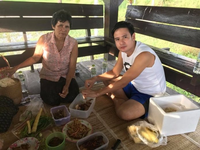 ไผ่ พงศธร