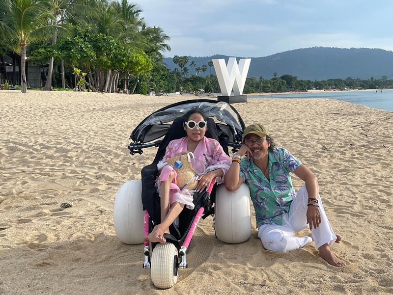 นายพลดอลล่าร์ ควงภรรยา คุณหญิงบัว พักผ่อนริมทะเล