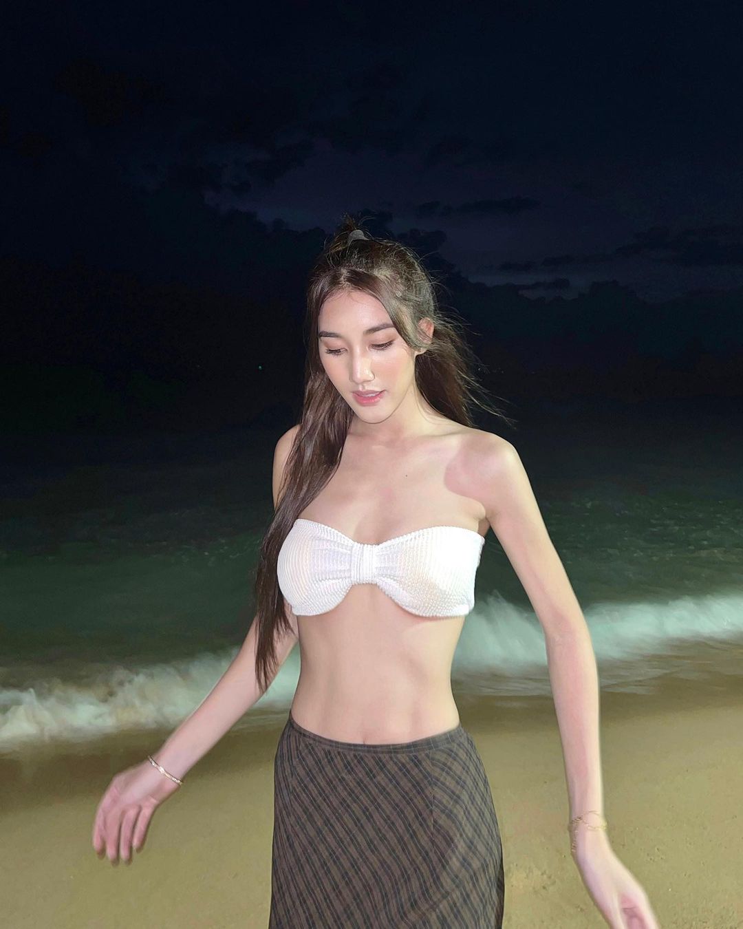 เบส รักษ์วนีย์