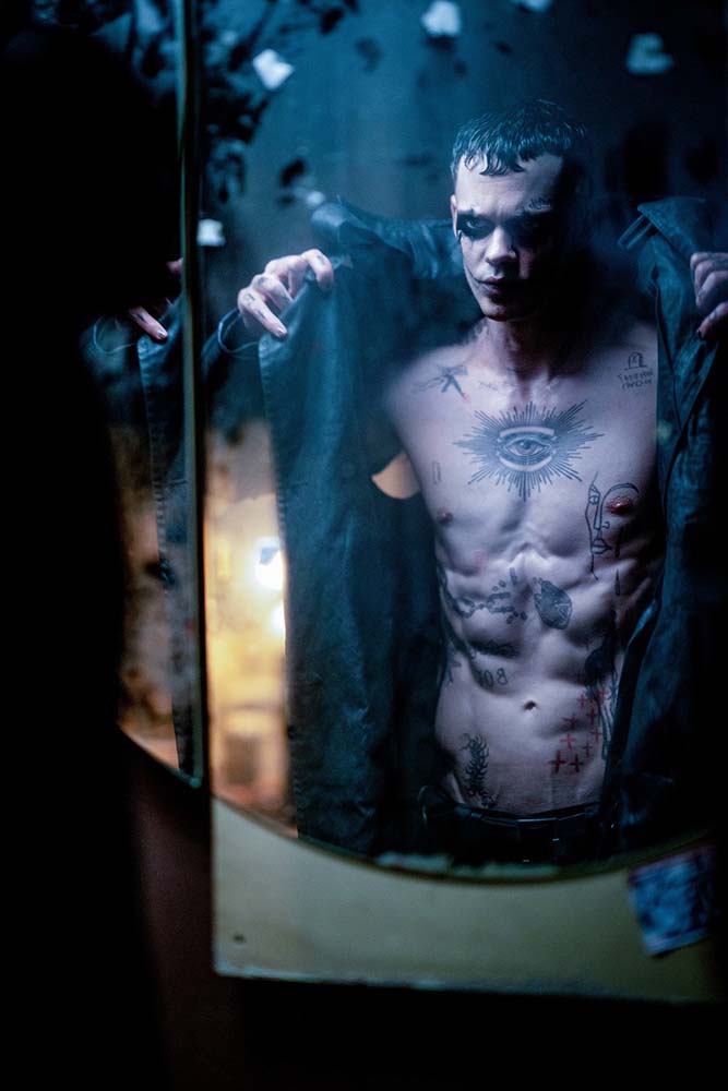 บิลล์ สการ์สการ์ด เป็น อีกาพญายม The Crow (2024)