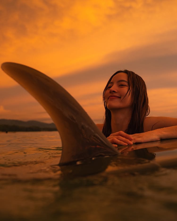 ณิชา ณัฏฐณิชา กับทริปพักใจ ใส่วันพีซชวนหวิวเล่นกระดานโต้คลื่น