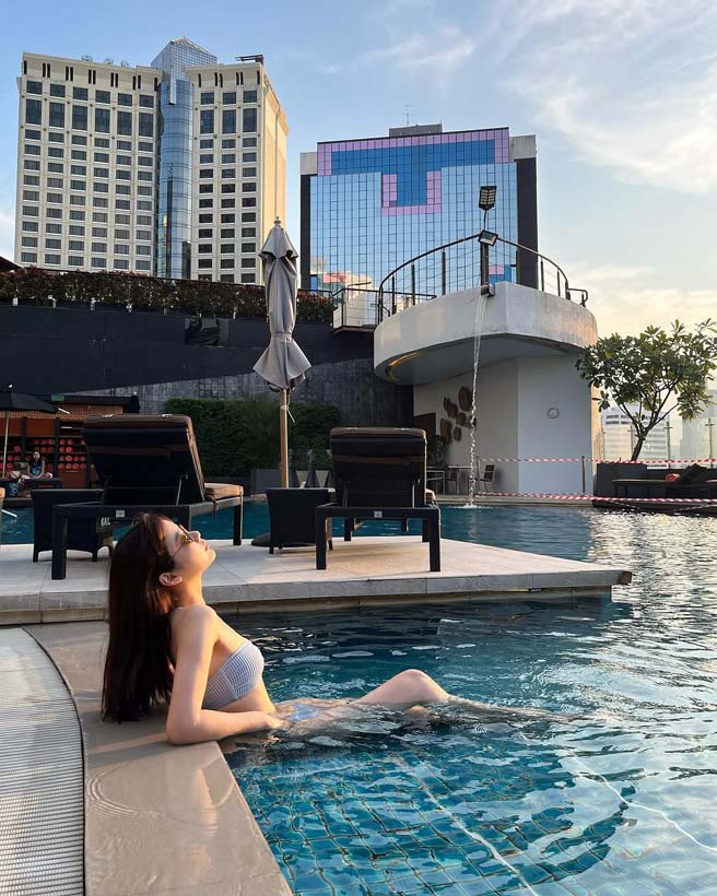 เบสท์ ชนิดาภา ใส่ทูพีซ อวดอึ๋มเบา ๆ ระหว่างเล่นน้ำบนตึกระฟ้า กลางกรุงฯ 