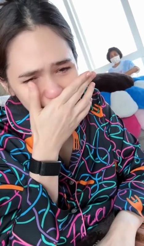 ชมพู่ อารยา แกะของขวัญจากเพื่อนซี้ พลอย ชวพร