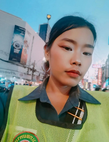 น้องมีน พนักงานกวาดถนน เจ้าของรอยยิ้มสวย ๆ ที่กลายเป็นไวรัลดัง